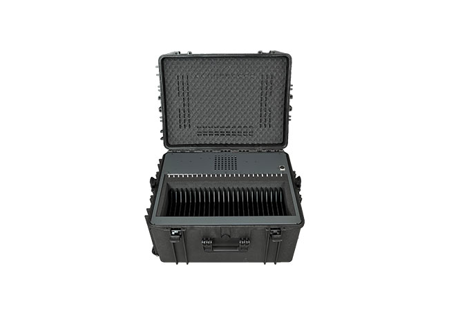 GeÃ¶ffneter ILLTECxCase T25 mit sichtbaren iPad-FÃ¤chern und flexibler Inneneinrichtung.