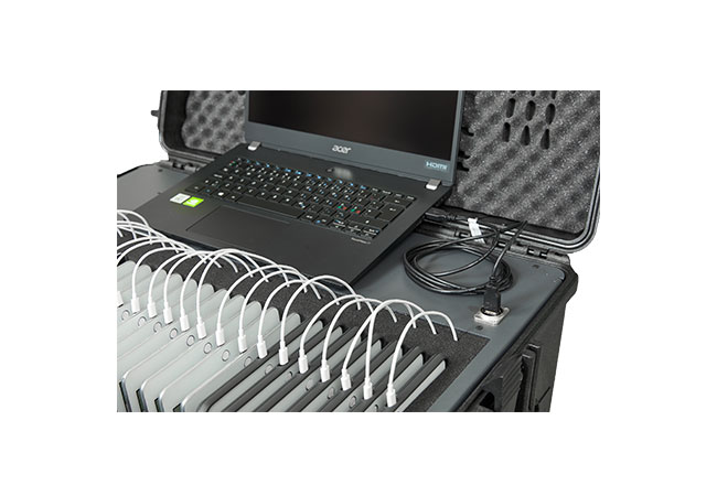 Laptop im ILLTECxCase T25, unterstÃ¼tzt durch integriertes Management-System fÃ¼r KonnektivitÃ¤t und Ordnung.