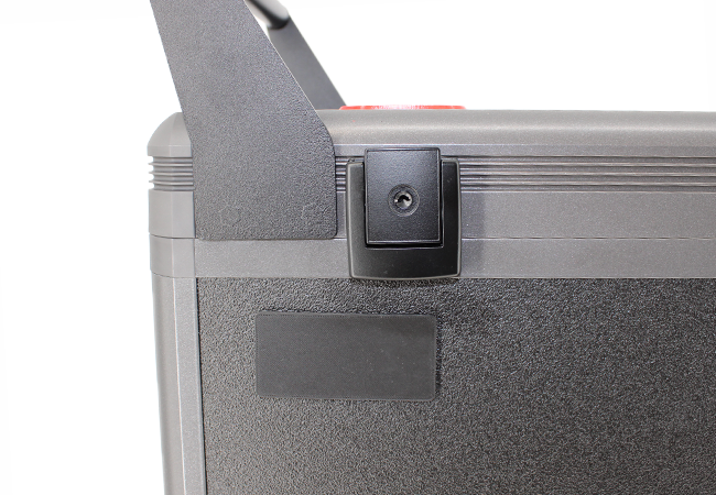 ILLTECxCharging Trolley fÃ¼r 20 Tablets & Ultrabooks Â– Frontansicht mit abschlieÃŸbarem Deckel fÃ¼r maximale Sicherheit.