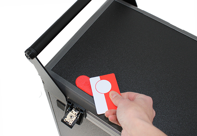 ILLTECxDicota Charging Trolley 20 Â– Nutzer hÃ¤lt NFC-Karte an die NFC-Plakette zur sicheren Entriegelung.