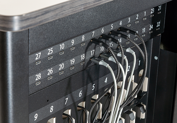 PARAPROJECT Trolley C30 Â– Detailansicht der USB-C Ladeports mit LED-Statusanzeige und OLED-Display