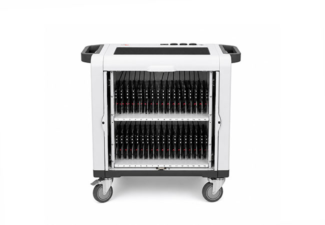 GeÃ¶ffneter ILLTECxParaproject Trolley i32 mit nummerierten FÃ¤chern fÃ¼r 32 Tablets