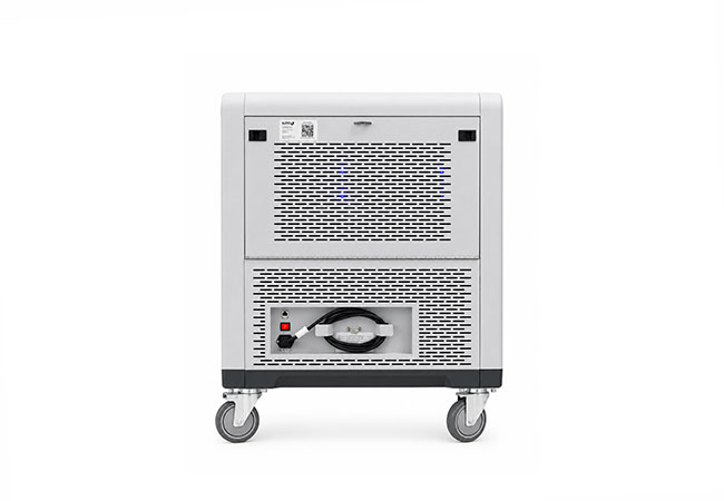 RÃ¼ckseite des ILLTECxParaproject Trolley i32 mit Technikfach und Stromanschluss